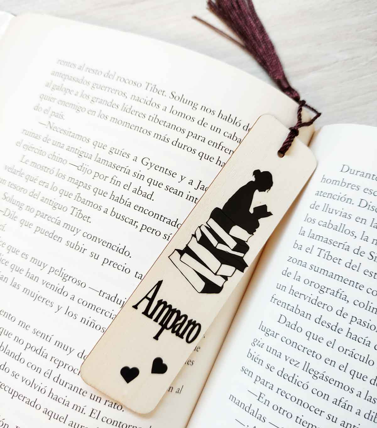Punto-libro-madera-personalizado-silueta punto-libro-madera-personalizado
