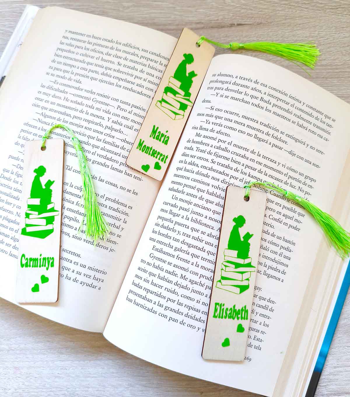 marcapaginas-de-madera-personalizados puntos-libro-madera-con-vinilo
