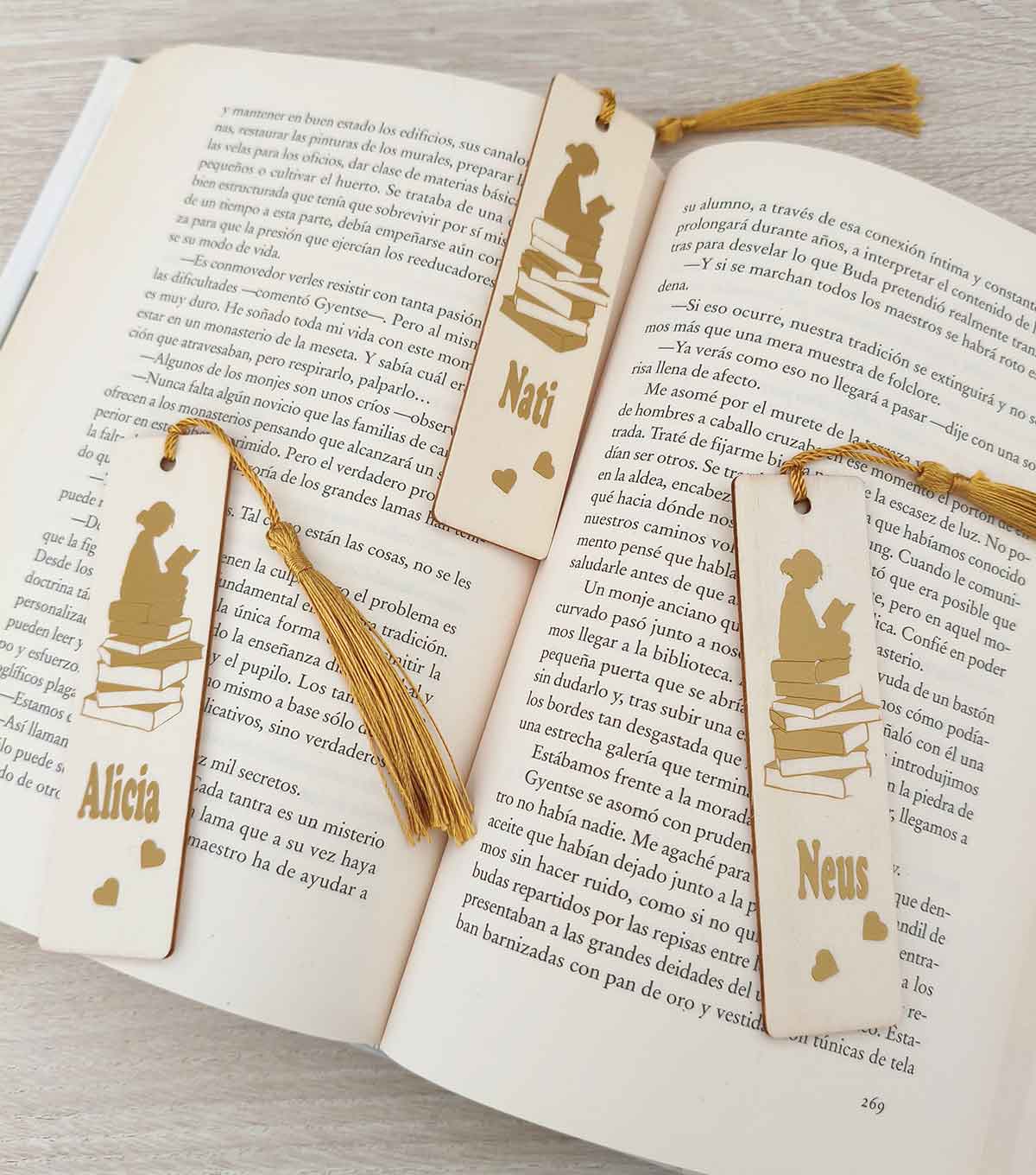 marcapaginas-madera-personalizados puntos-libro-madera-con-vinilo