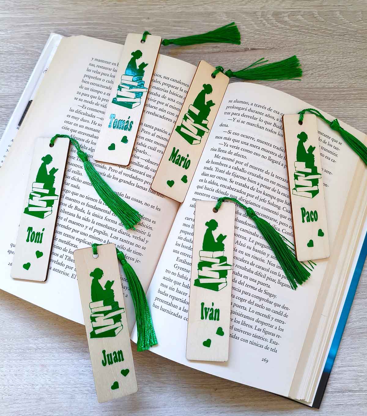 marcapaginas-personalizados-con-vinilo puntos-libro-madera-con-vinilo