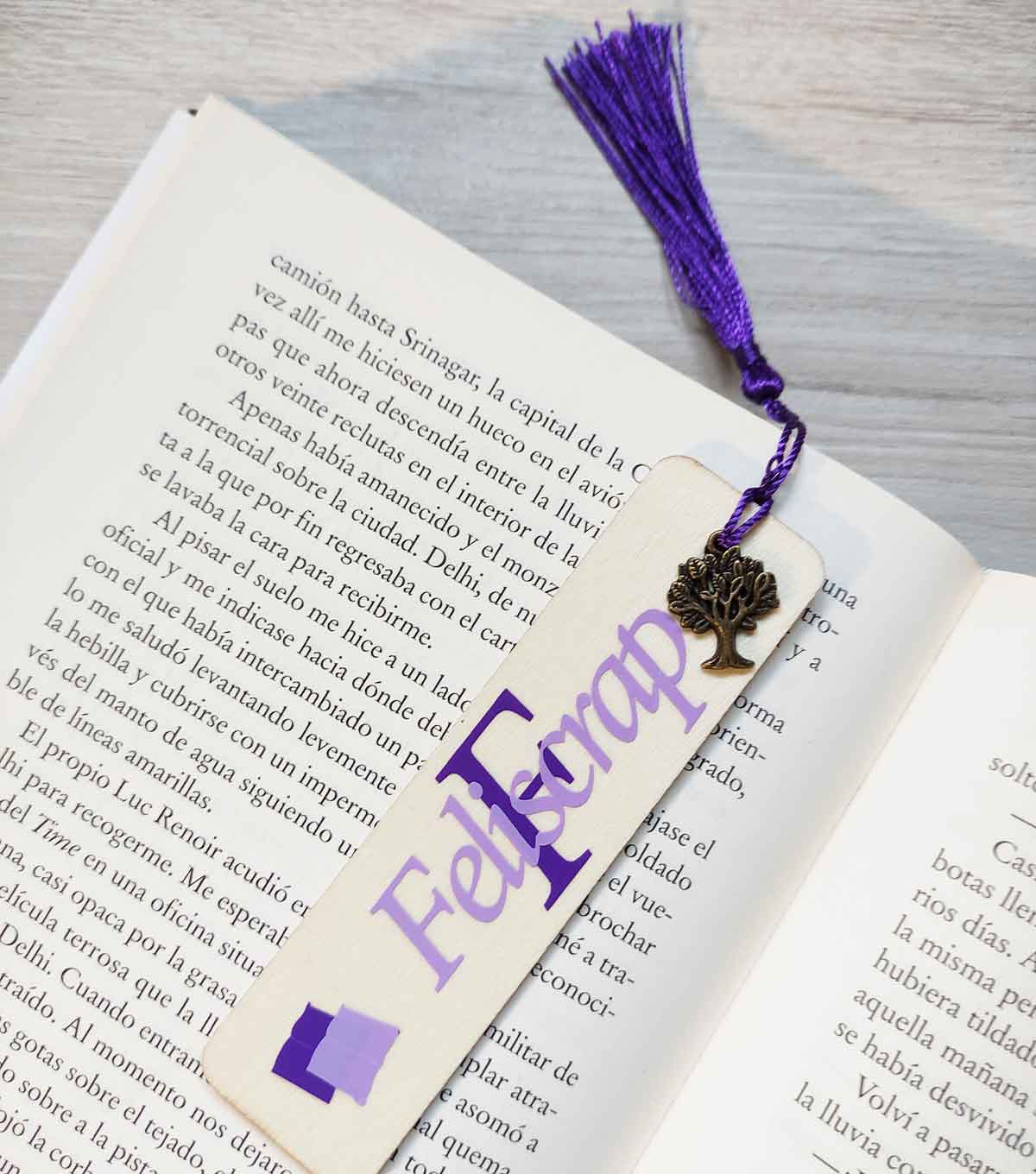 punto-de-libro-madera-personalizado-BBC marcapaginas-madera-personalizado-detalle-boda