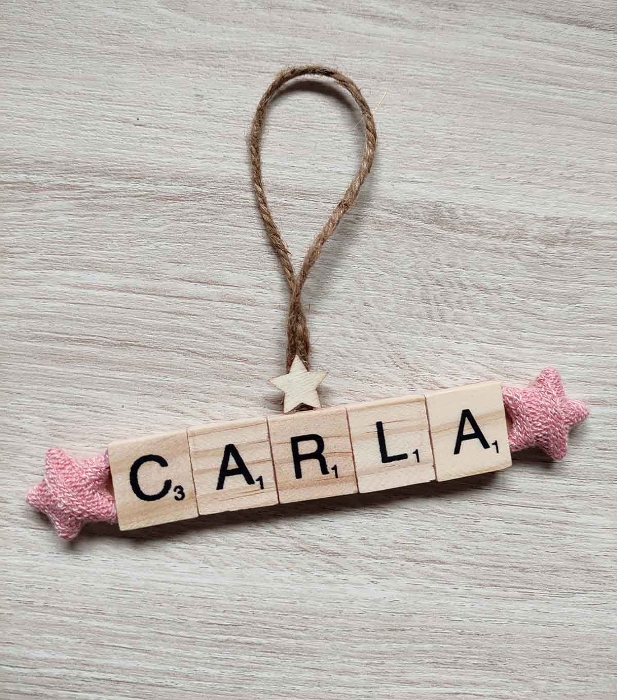 cartel-personalizado-nombre-con-letras-de-scrabble-estrellas carteles-personalizados-nombre-letras-scrabble