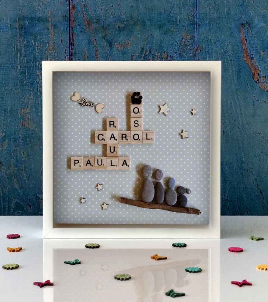 cuadro-scrabble-con-figuras-piedra