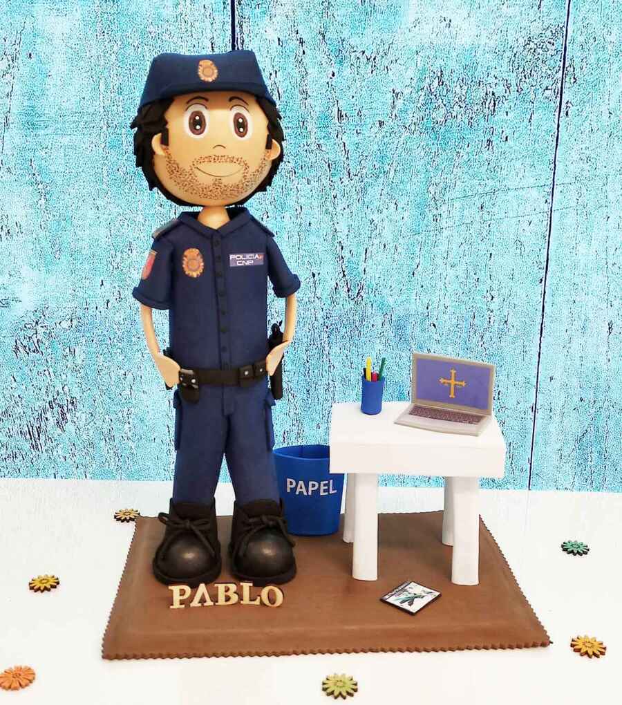 fofucha-personalizada-policia-nacional-con-mesa