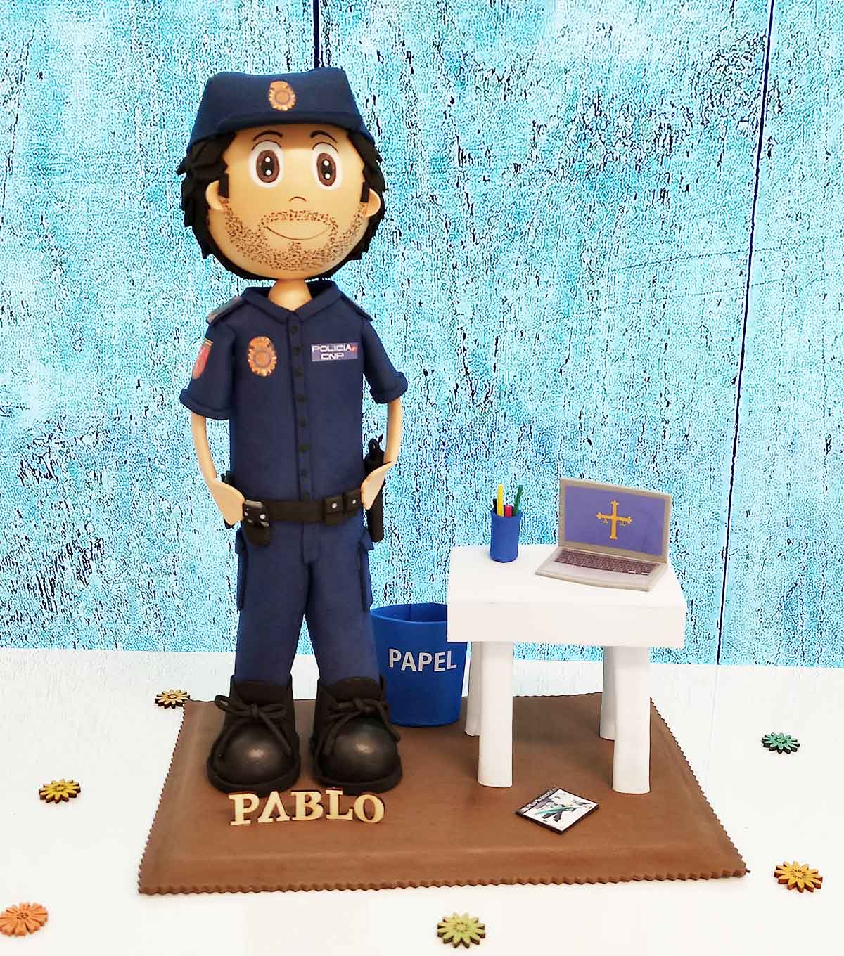 fofucha-personalizada-policia-nacional-con-mesa fofucha-personalizada-policia-nacional-con-mesa