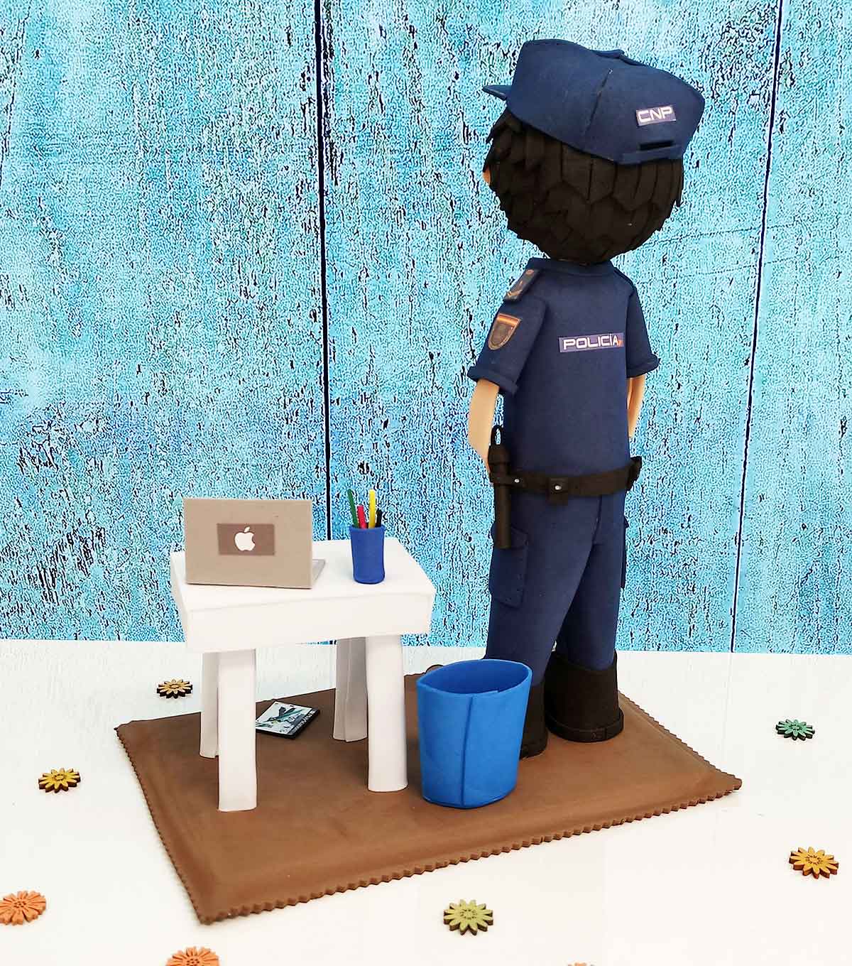 fofucha-personalizada-policia-nacional-judicial fofucha-personalizada-policia-nacional-con-mesa